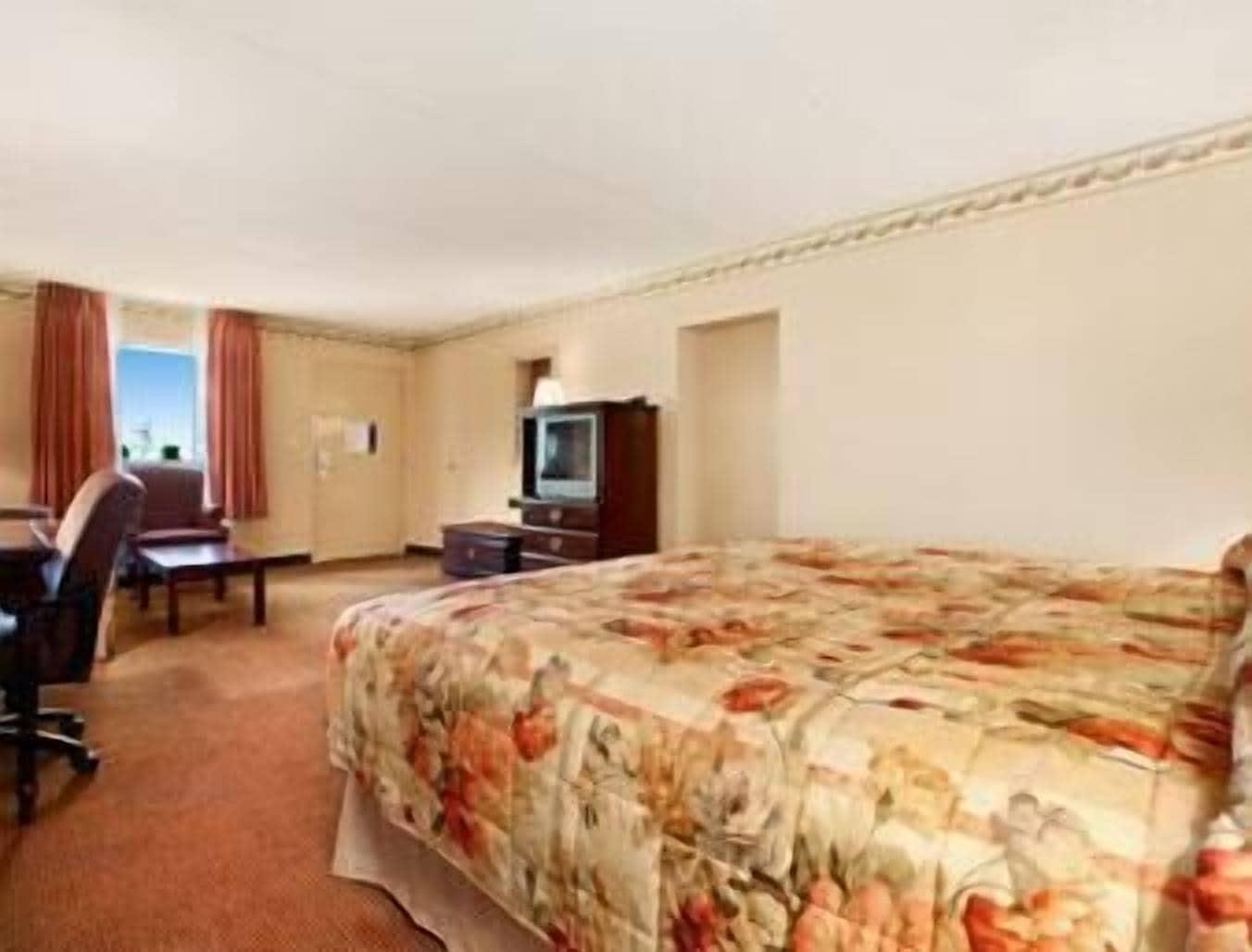 Ramada By Wyndham Lebanon Hotell Exteriör bild