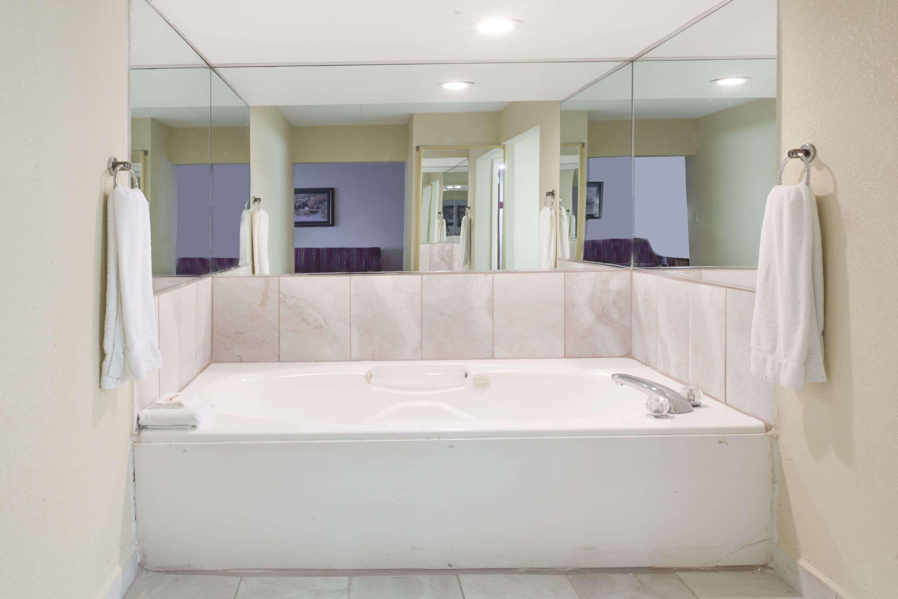 Ramada By Wyndham Lebanon Hotell Exteriör bild