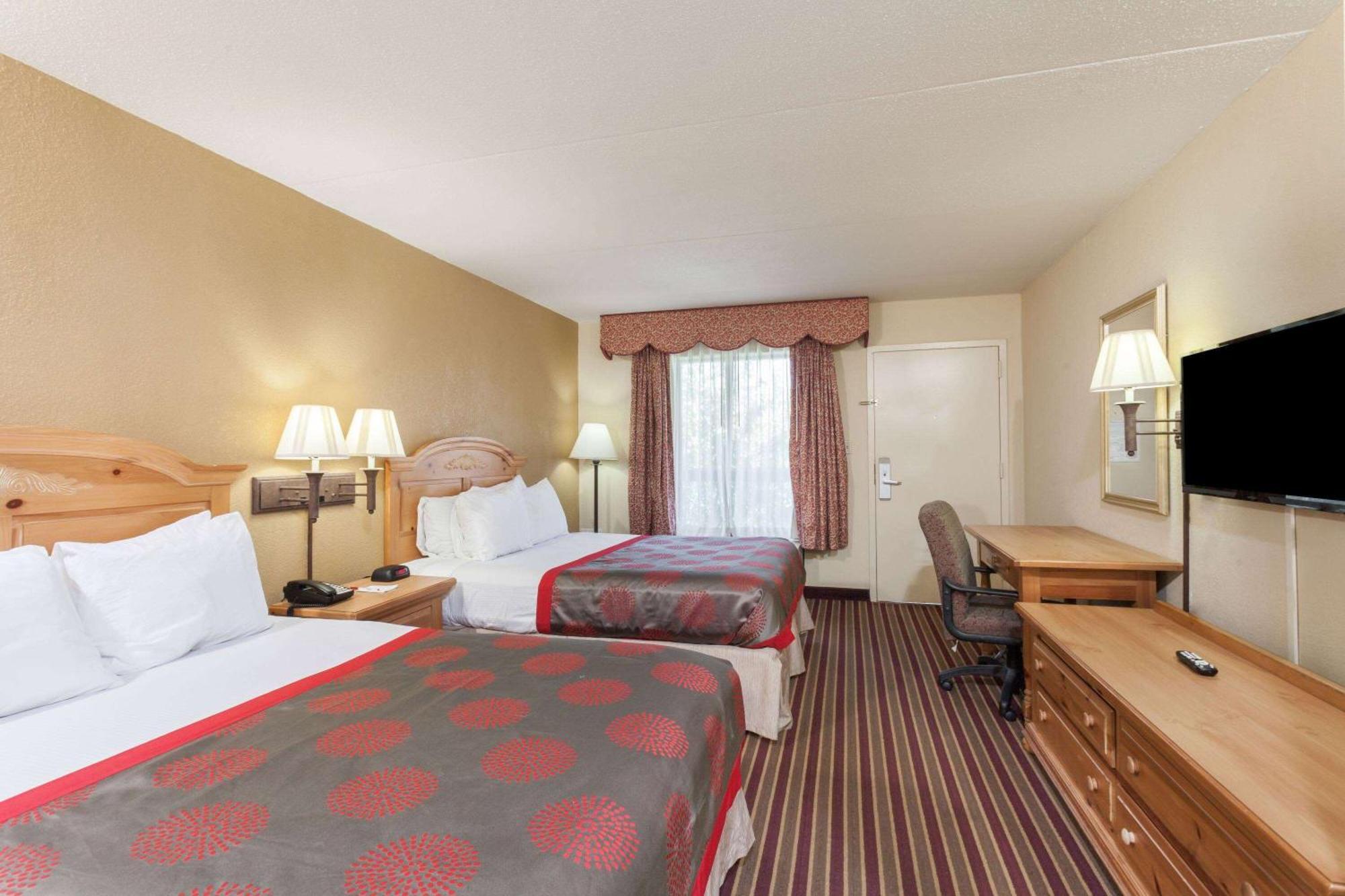 Ramada By Wyndham Lebanon Hotell Exteriör bild