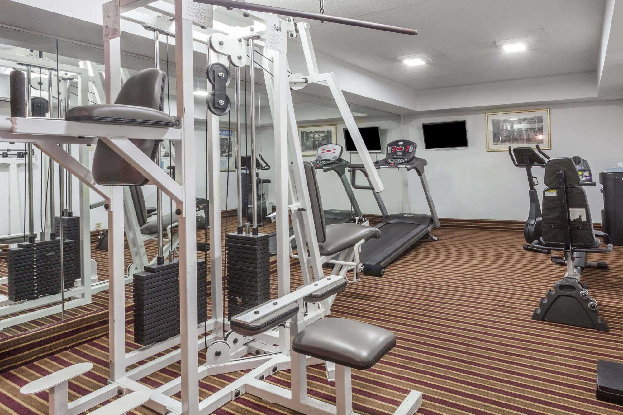 Ramada By Wyndham Lebanon Hotell Exteriör bild